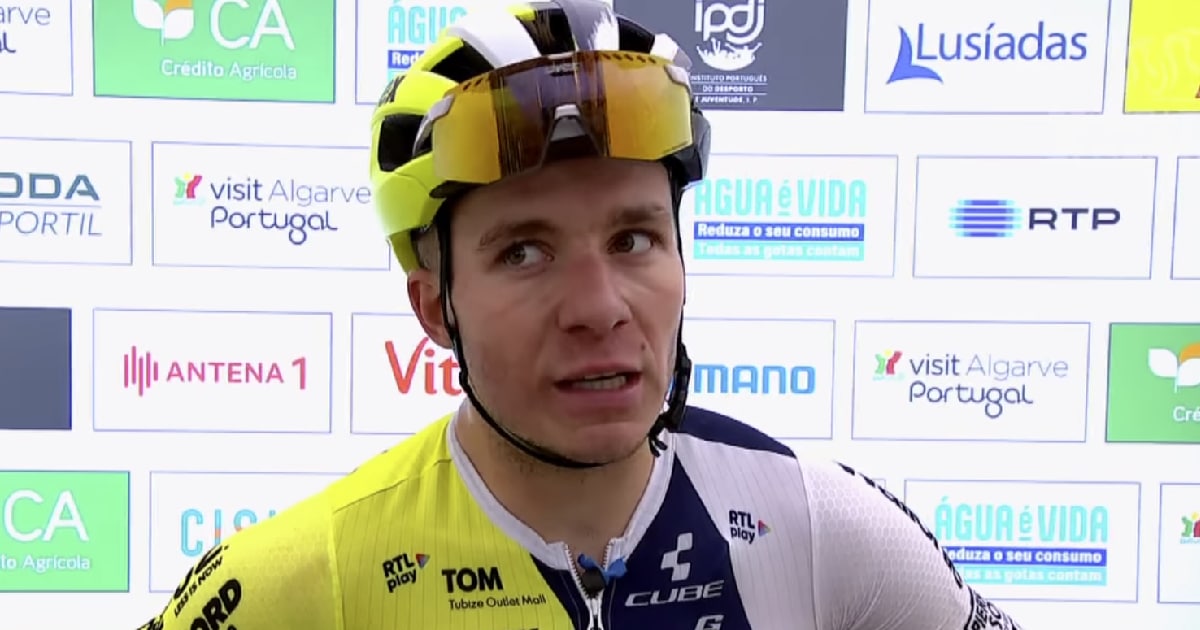 Ciclista entrevistado com equipamento e capacete amarelos.