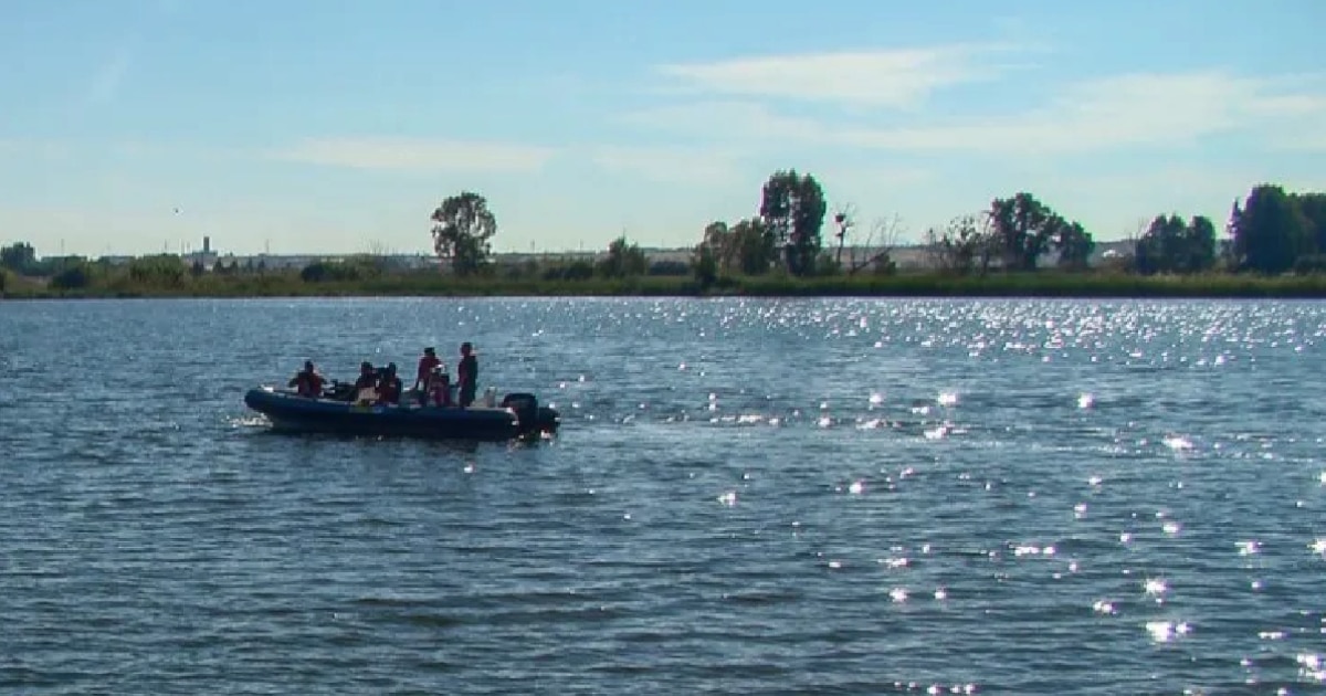 Pessoas em barco inflável no lago cintilante.