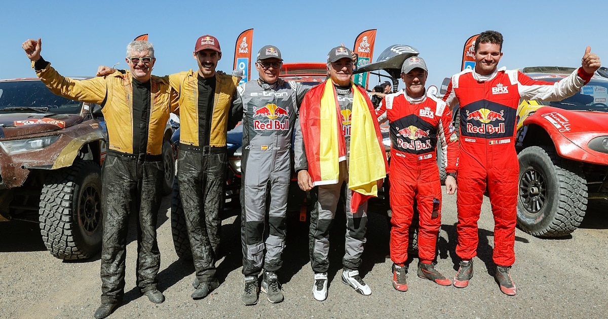 Pilotos comemorando na corrida Dakar.