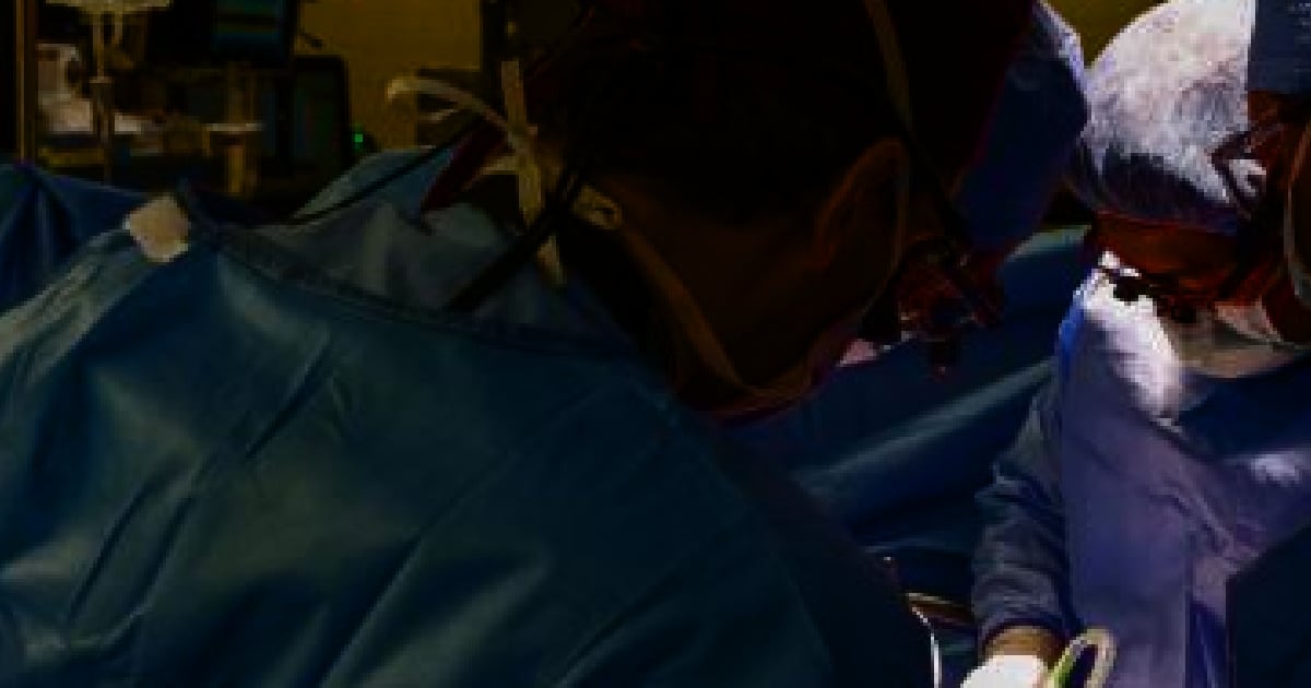 Equipa médica realizando cirurgia em hospital.