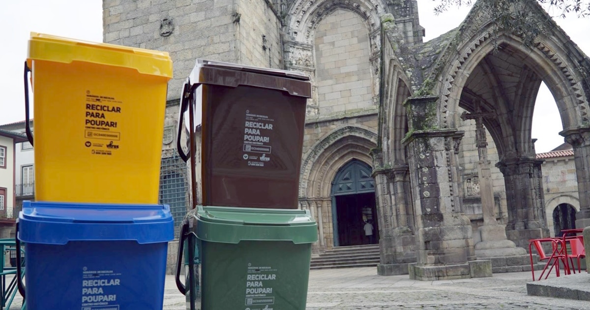 Contentores de reciclagem em praça histórica.